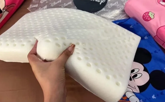 Gối cao su non giúp bé chống méo đầu, chống ngạt, kích thước 30x50cm- vỏ gối họa tiết dễ thương, giao ngẫu nhiên