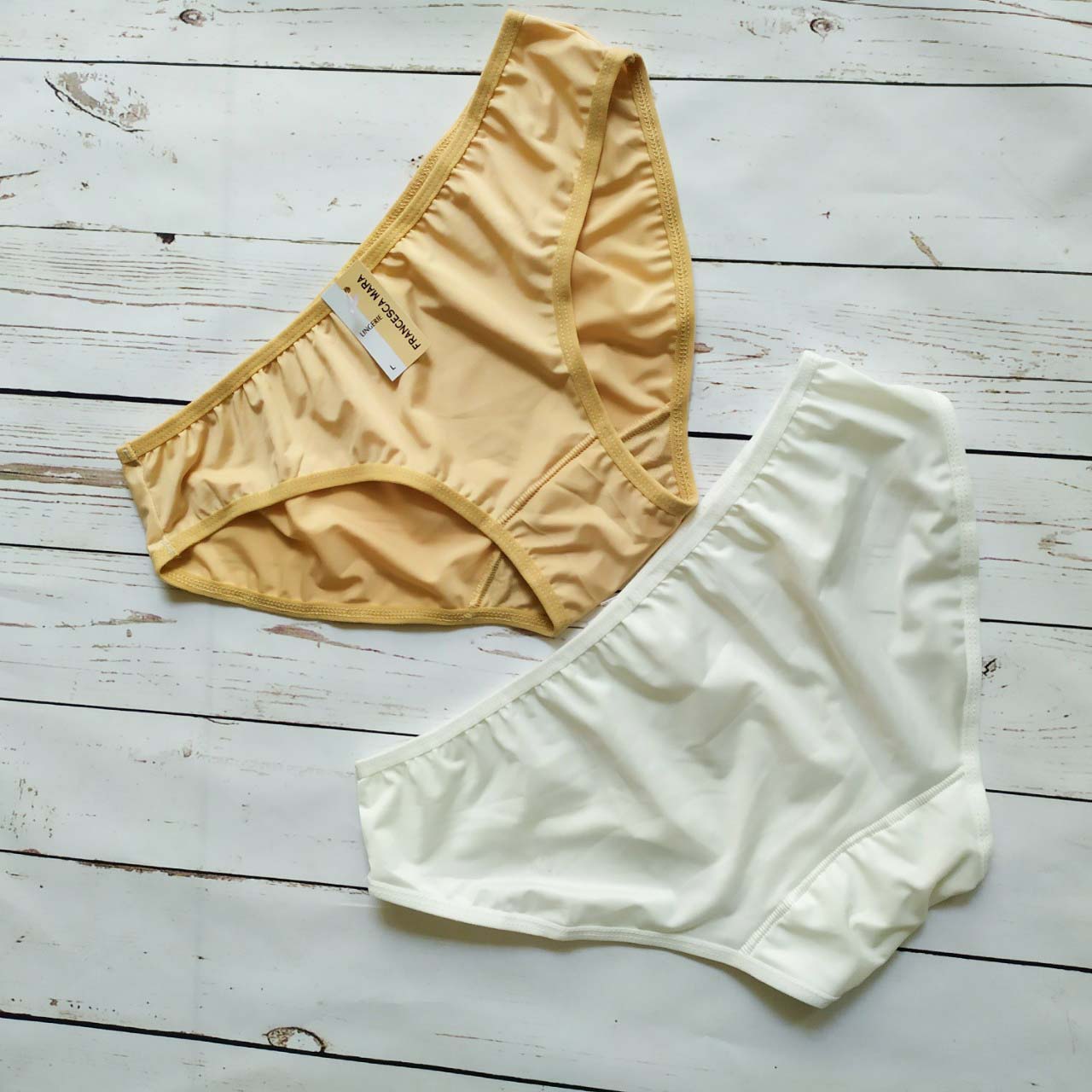 Quần lót nữ ôm mông đùi