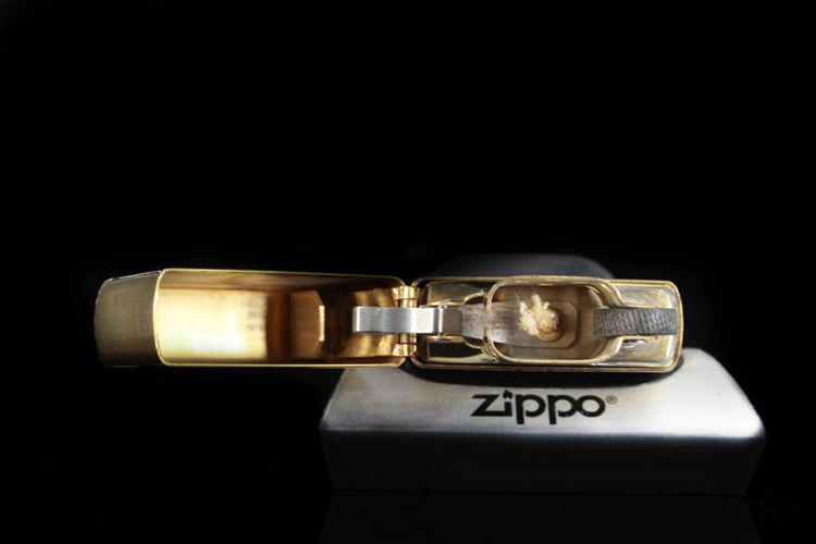 Bật Lửa Zippo La Mã 1999 – Đồng Nguyên Khối – Marlboro
