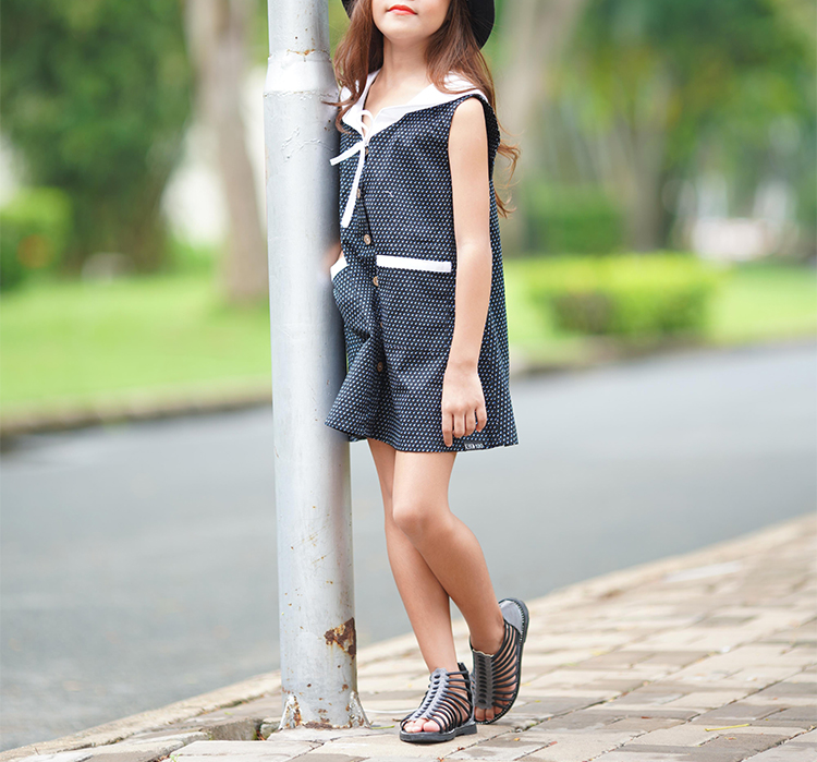 Đầm Bé Gái Đen Chấm Bi Lá Cổ Nút Ngực Hai Túi KIKA K041