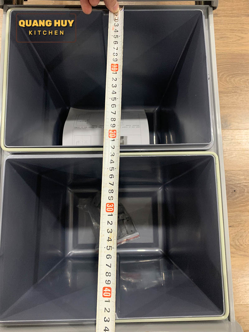 thung-rac-doi-gan-canh-am-tu-bep