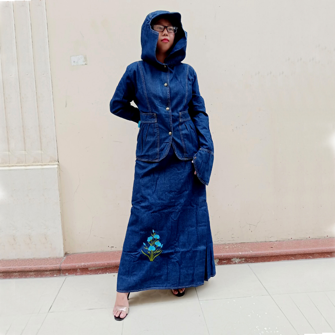 BỘ ĐỒ CHỐNG NẮNG JEAN CAO CẤP - Bao gồm Áo khoác chống nắng & Váy chống nắng Jean loại 1 tà có thêu họa tiết Hoa Thanh Tú nổi bật