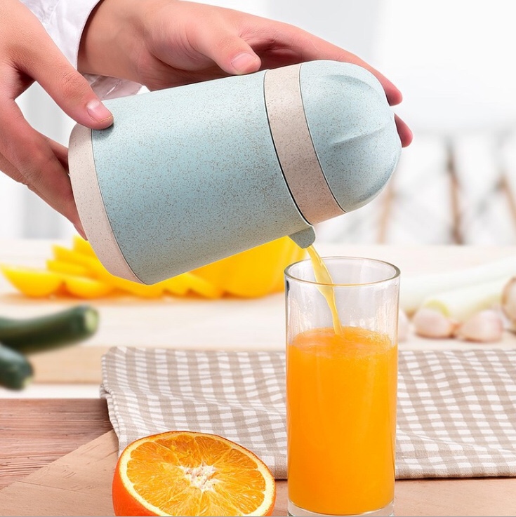 Bộ sản phẩm làm từ thân cây yến mạch thiên nhiên, thân thiên gồm: 1 dụng cụ vắt cam (10.5 x 17 x 8cm) + 2 ly xếp gọn (10.5 x 17 x 8cm) giao màu ngẫu nhiên