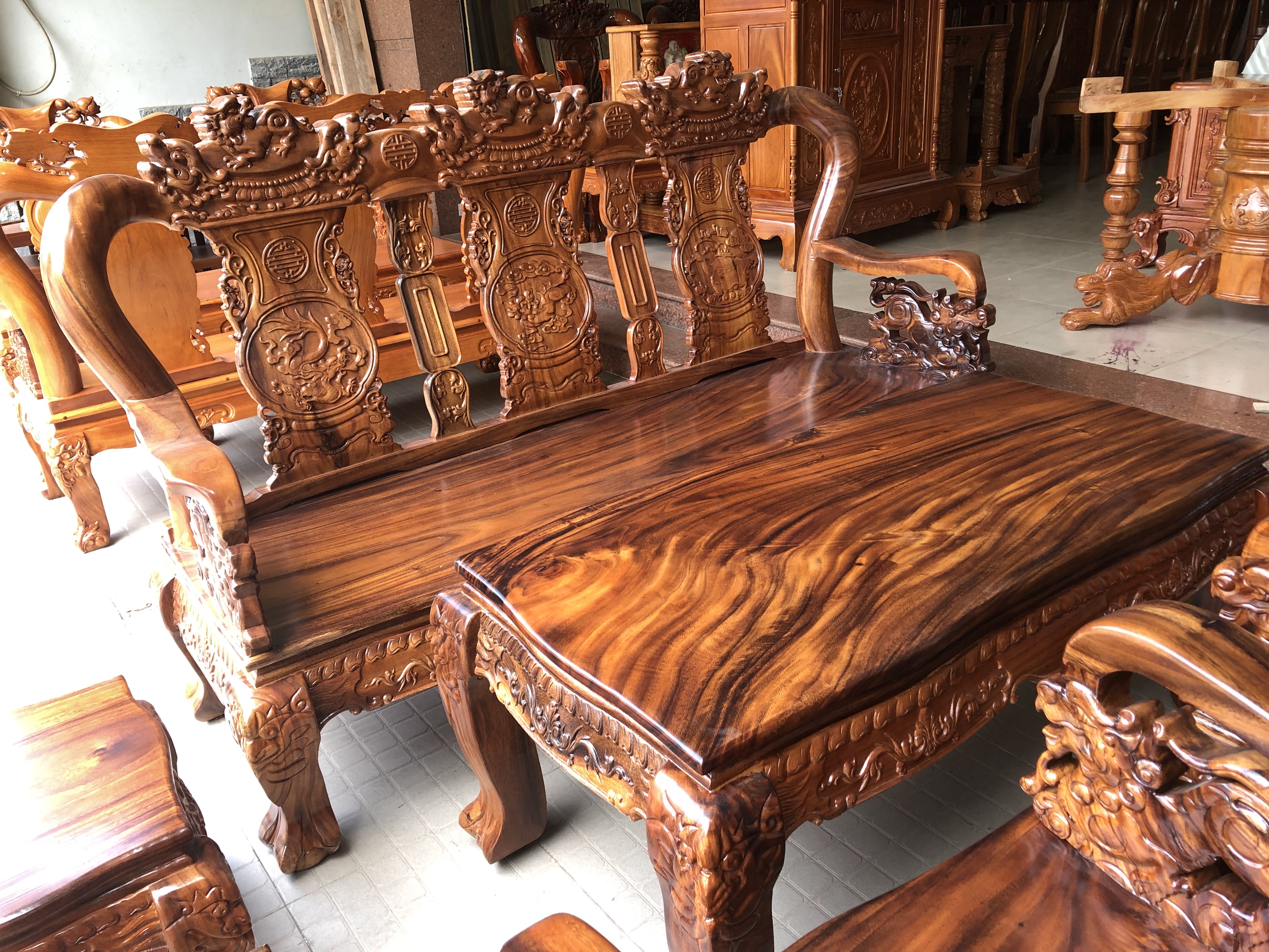 Với bộ bàn ghế salon gỗ Lim Đen, không chỉ mang lại nét đẹp sang trọng và hiện đại cho không gian thẩm mỹ của bạn mà còn đảm bảo tính tiện dụng, độ bền bỉ và chất lượng tốt. Với kiểu dáng độc đáo và màu sắc đặc trưng của gỗ Lim Đen, bộ bàn ghế này chắc chắn sẽ là lựa chọn hoàn hảo cho những ai yêu thích phong cách hiện đại và sang trọng.