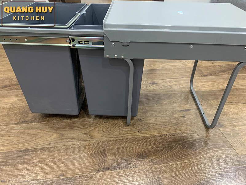 thung-rac-doi-gan-canh-am-tu-bep