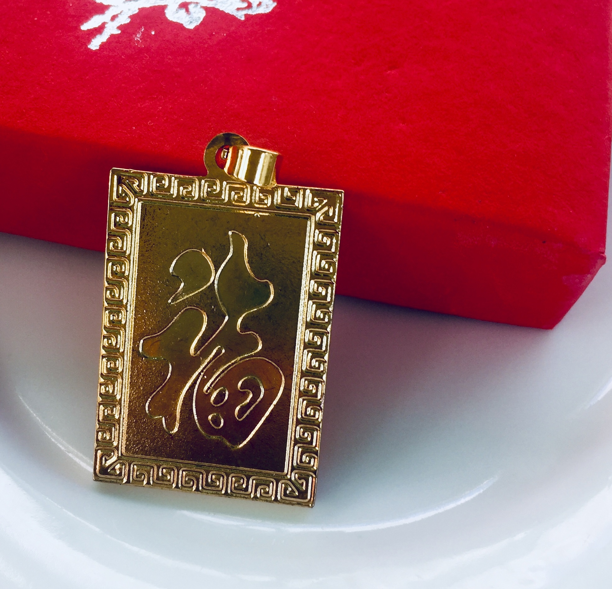 Set Mặt Dây Chuyền Mạ Vàng 18K Đúc Hình Quan Công, Kèm dây đeo da và hộp đựng trang sức.