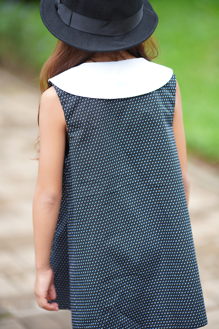 Đầm Bé Gái Đen Chấm Bi Lá Cổ Nút Ngực Hai Túi KIKA K041