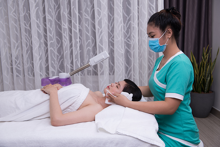 Emilie - Liệu trình Massage đầu vai cổ thư giãn thuần thiên nhiên