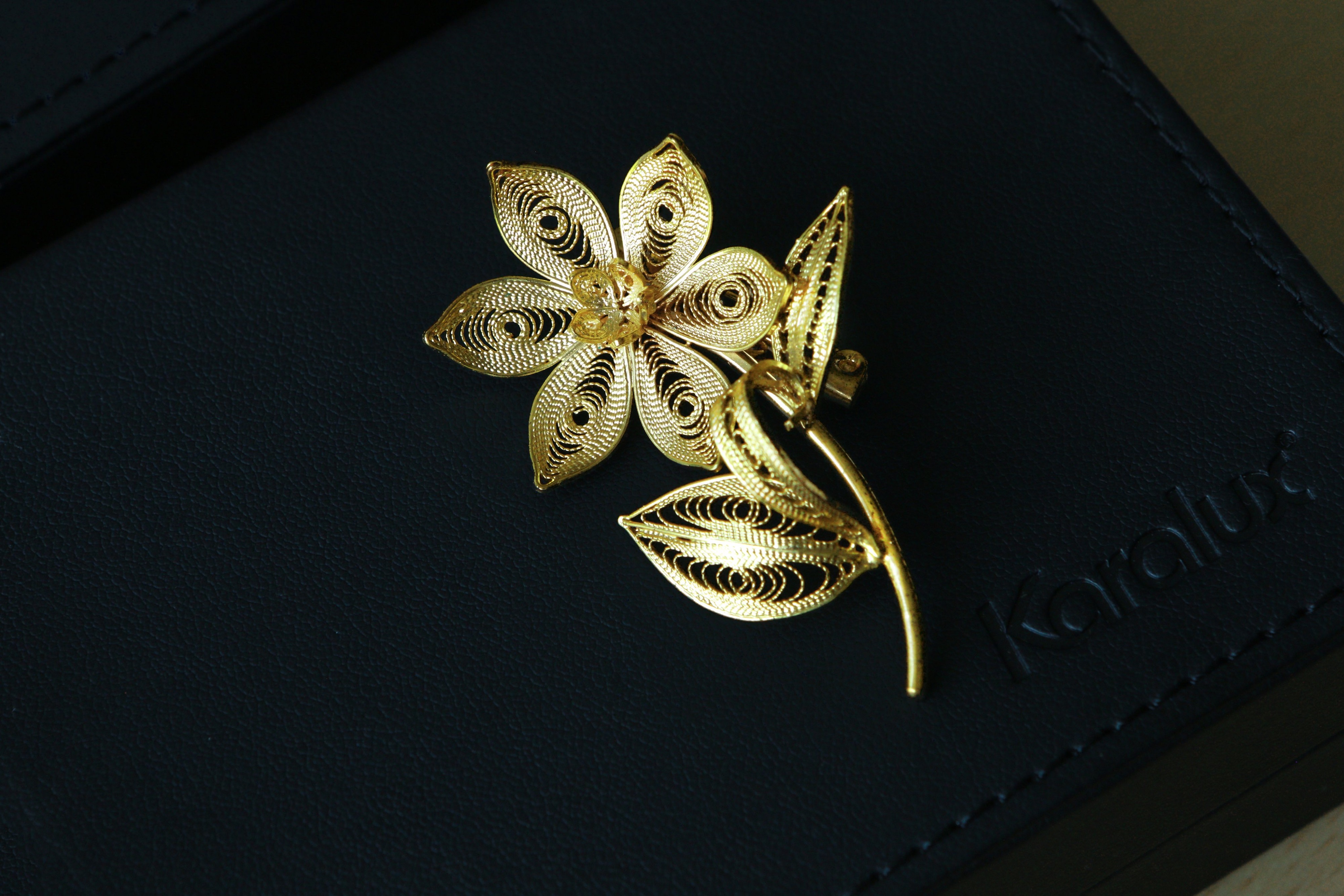 Hoa cài áo mạ vàng được thiết kế tinh tế, sang trọng, phù hợp tặng sếp nữ