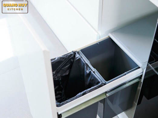 thung-rac-doi-gan-canh-am-tu-bep