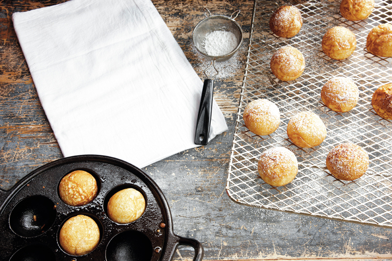 Chảo gang Lodge nướng bánh khọt 7 lỗ đường kính 23 cm