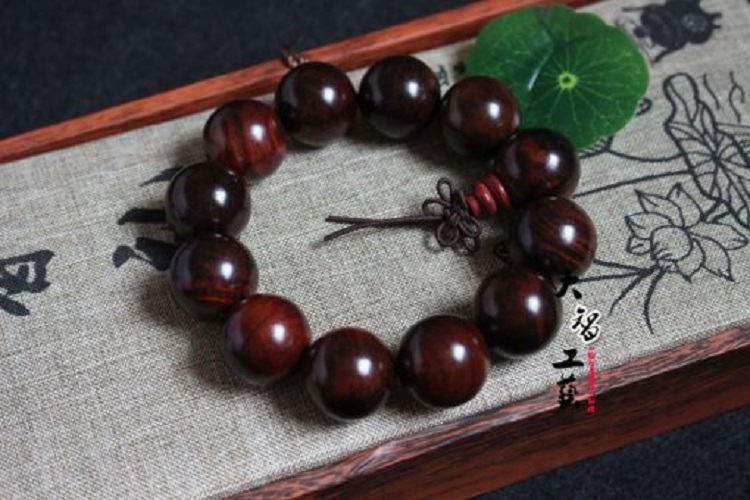 Set Vòng đeo tay Gỗ Sưa đỏ tự nhiên, kèm hộp đựng lót lụa