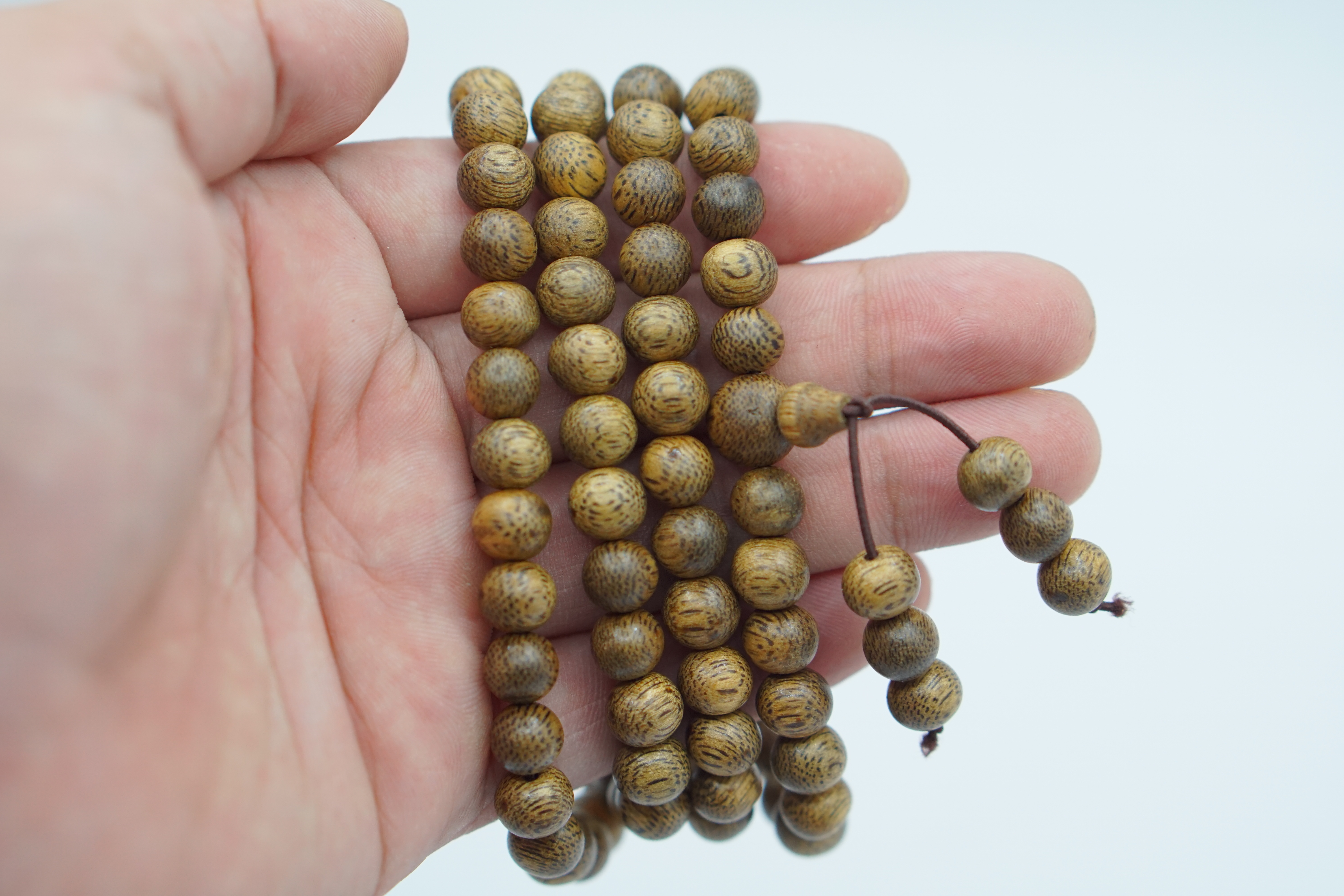 Vòng Tay Gỗ Trầm Hương 108 Hạt - Size Hạt 8 Ly - Mùi Hương Thoang Thoảng - Vân Gỗ Tự Nhiên - Hình Ảnh Thực Tế Trong Mô Tả