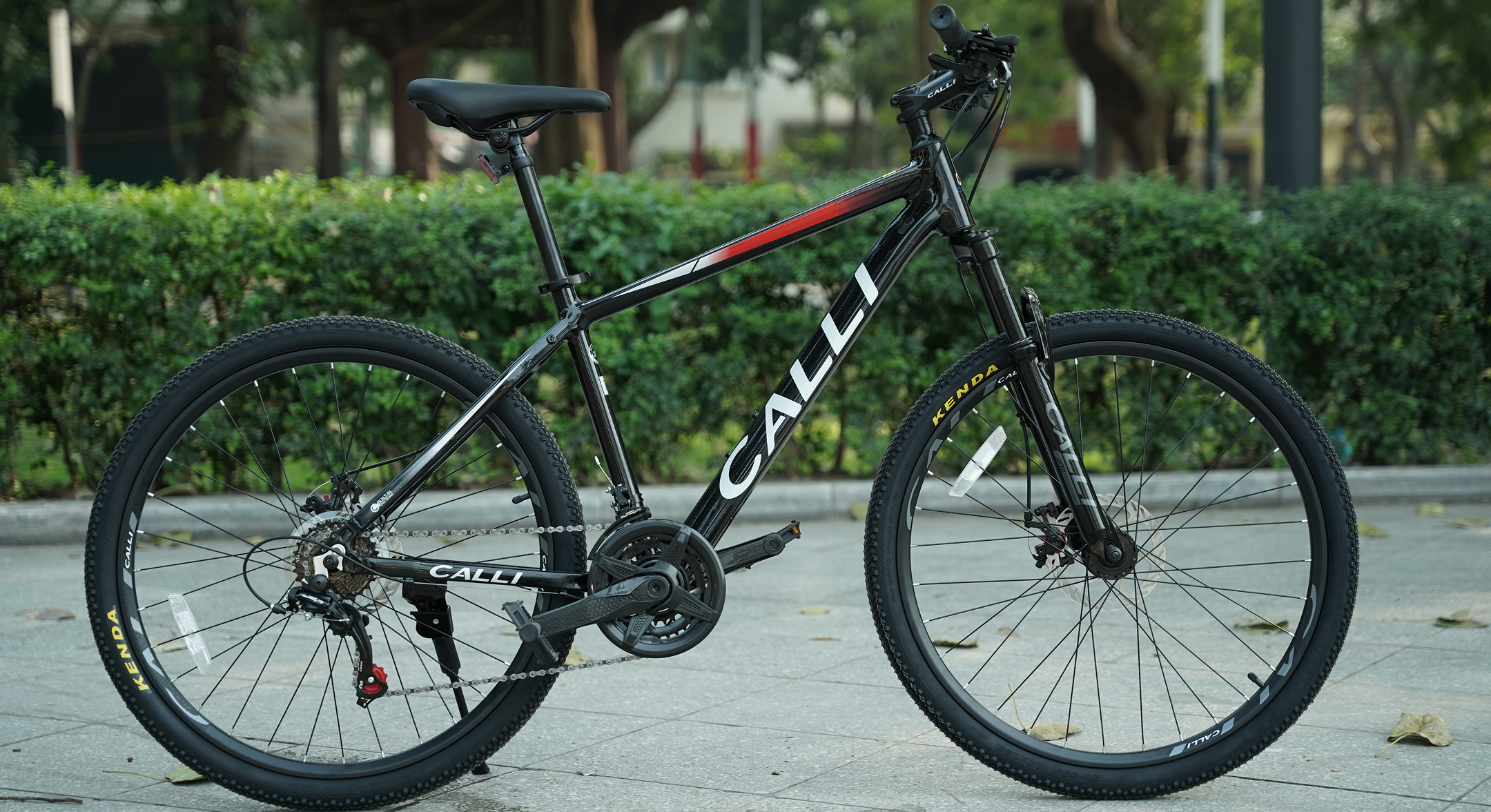 Xe đạp thể thao CALLI 1600 Pro Khung hợp kim nhôm cao cấp, có 2 kích cỡ lựa chọn phù hợp với người cao 1m44 trở lên