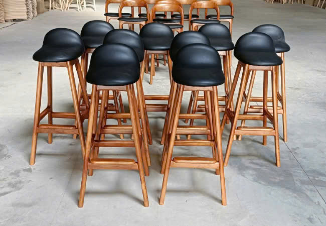 Ghế quầy bar ERIK BUCH-65P Nội thất Capta Ghế đảo bếp chân gỗ cao 65cm sơn màu Walnut hạt dẻ lưng tựa thấp có nệm bọc da PVC erik buch chair