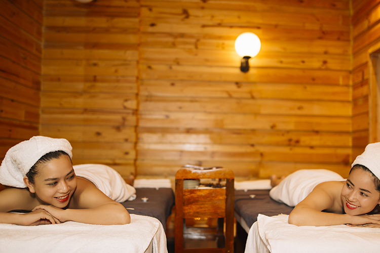 Liệu Trình 60 Phút massage body đá nóng thải độc tại Rita Homespa
