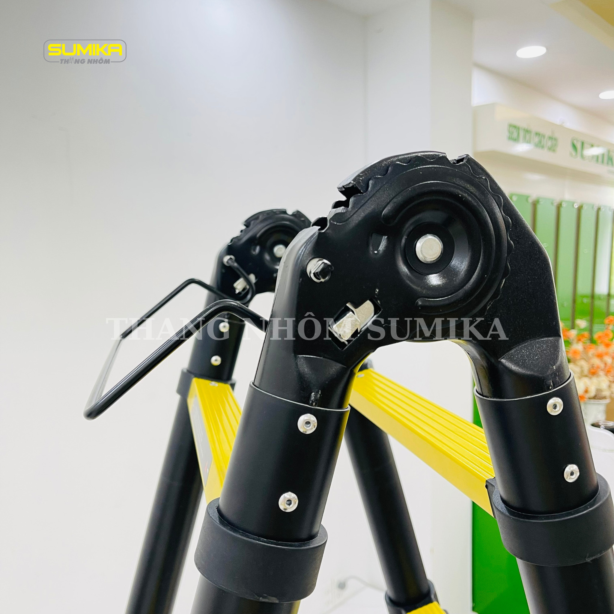 Thang nhôm rút đôi Sumika SKS560D (2.8M+2.8M) - Sơn tĩnh điện, chống trầy xước, khóa chốt cao cấp, nhiều đế cao su chống trượt, bậc thang diện tích rộng, thanh giằng giữa 2 bên thang
