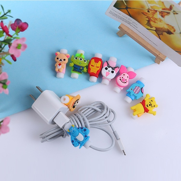 Phụ kiện bảo vệ đầu cáp không bị gãy và bảo vệ dữ liệu đang truyền cũng như khi đang sạc điện  Kiểu dáng dễ thương tạo cho dây cáp thêm nét dễ thương và đáng yêu  Tương thích và phù hợp cho tất cả các loại dây sạc.  Được làm bằng nhựa PVC chất lượng tốt, di động và đáng tin cậy, an toàn và dễ sử dụng.  Thiết kế  dễ thương làm trang trí đáng yêu dây cáp.  Ngăn chặn cáp của bạn bị sờn, uốn cong, phá vỡ hoặc ngắt kết nối.