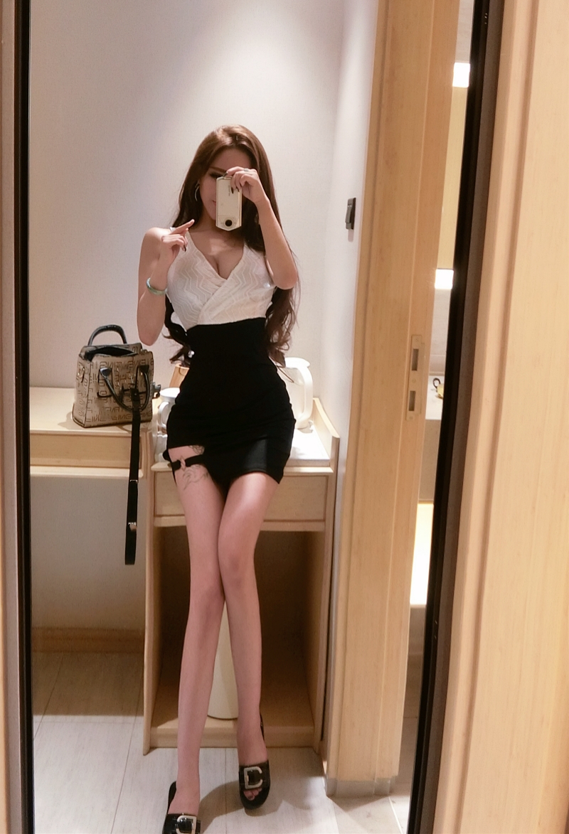 Mai Davika mặc váy bó sát hở ngực sâu khoe đường cong cực phẩm