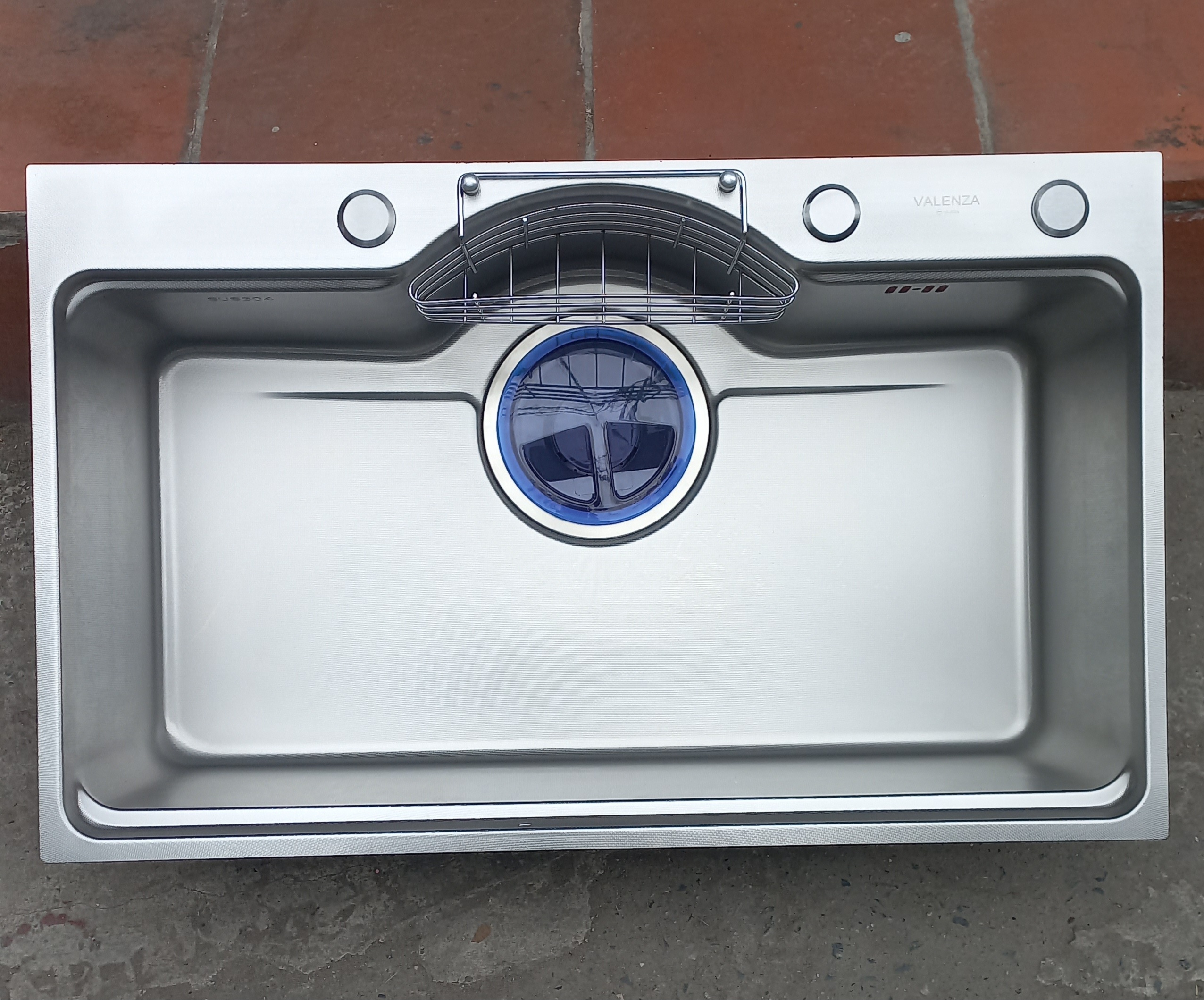 Chậu rửa bát inox304 bán nguyệt ĐÚC dày 5li chống xước 7546 Valenza kiểu dáng Hàn Quốc kèm khay inox, rổ lỗ, bộ xả 18cm-Hàng chính hãng