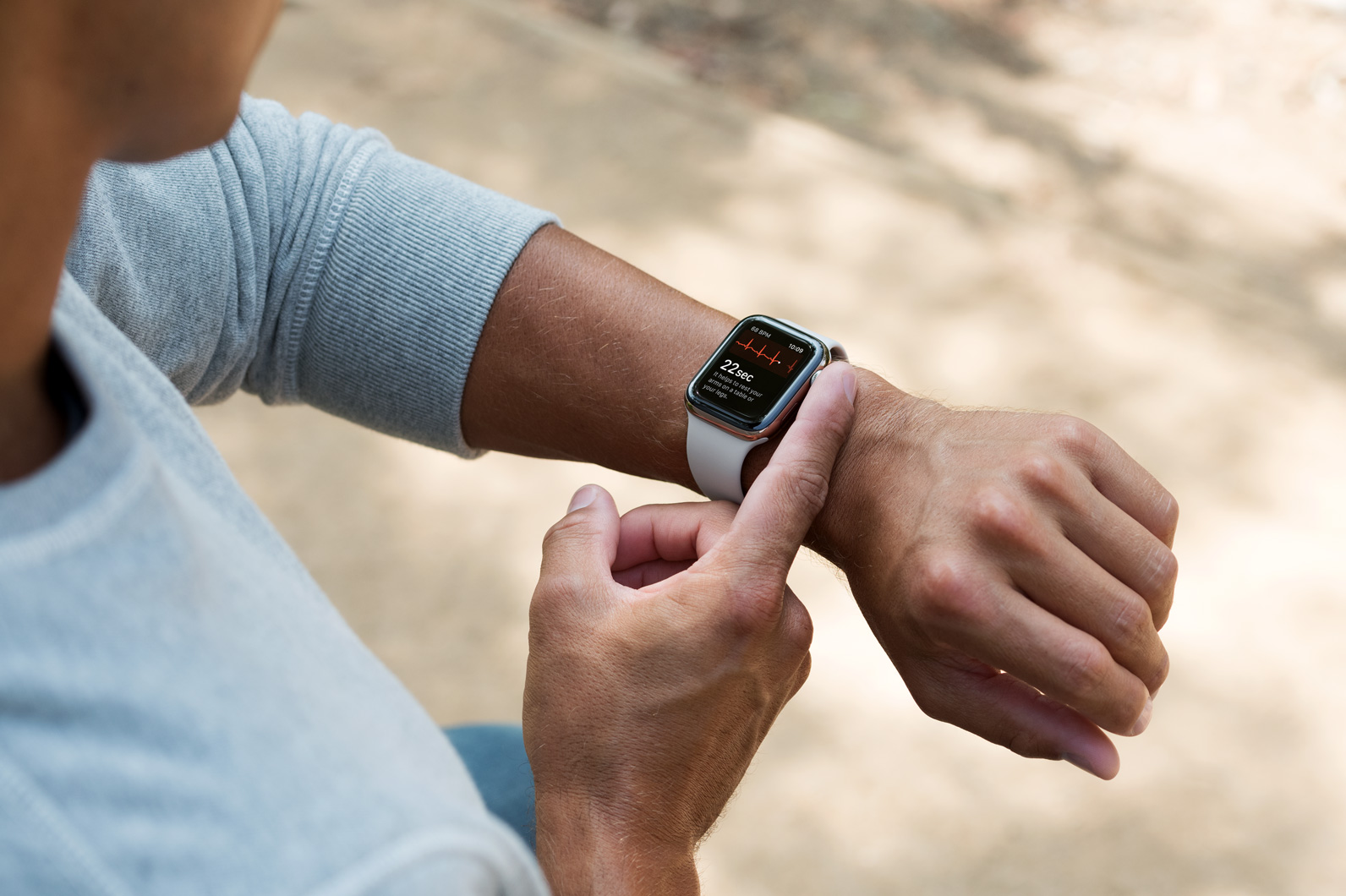 Đồng Hồ Thông Minh Apple Watch Series 4 MTVN2CH / A (44mm)