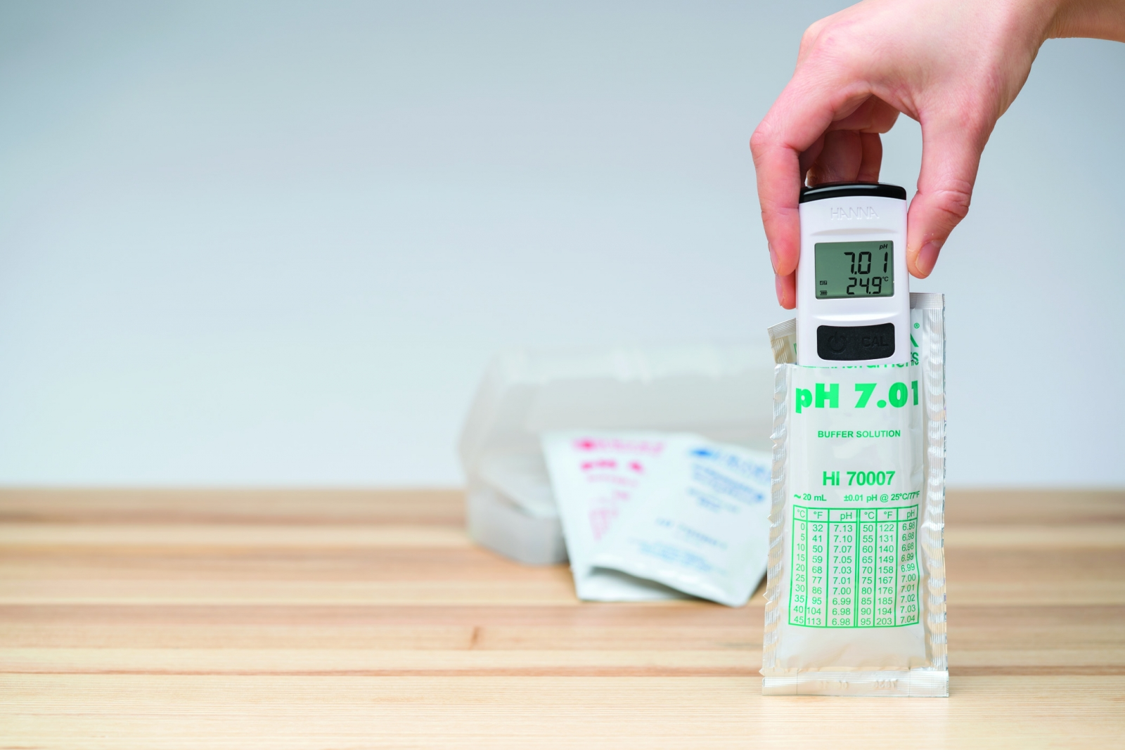 Bút Đo pH/Nhiệt Độ Với Độ Phân Giải 0.01pH HI98108