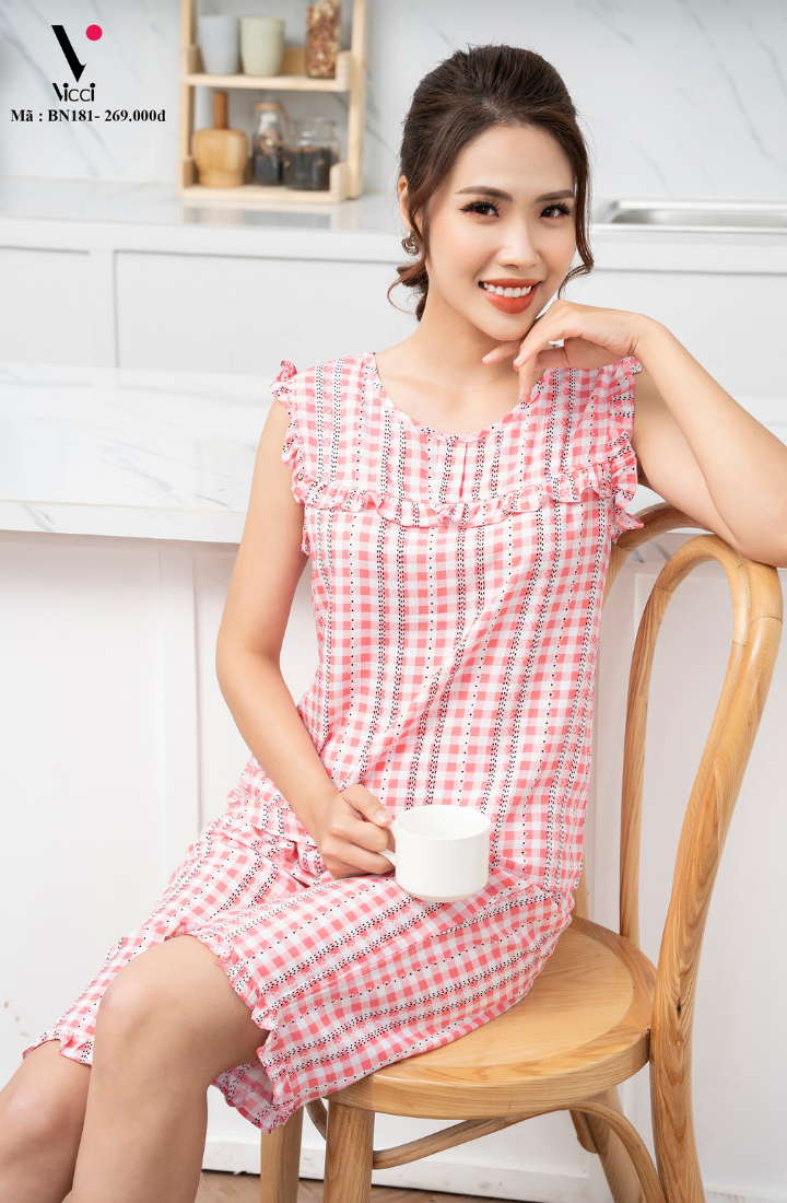 Bộ đồ mặc nhà nữ lanh (tole) Vicci BN181 thiết kế áo tay ngắn nhún bèo cách điệu phối quần lửng in họa tiết