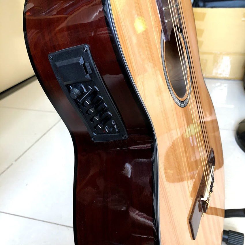 Đàn guitar classic model DVE70CX có EQ 7545R cho ra âm thanh tốt dành cho bạn mới tập