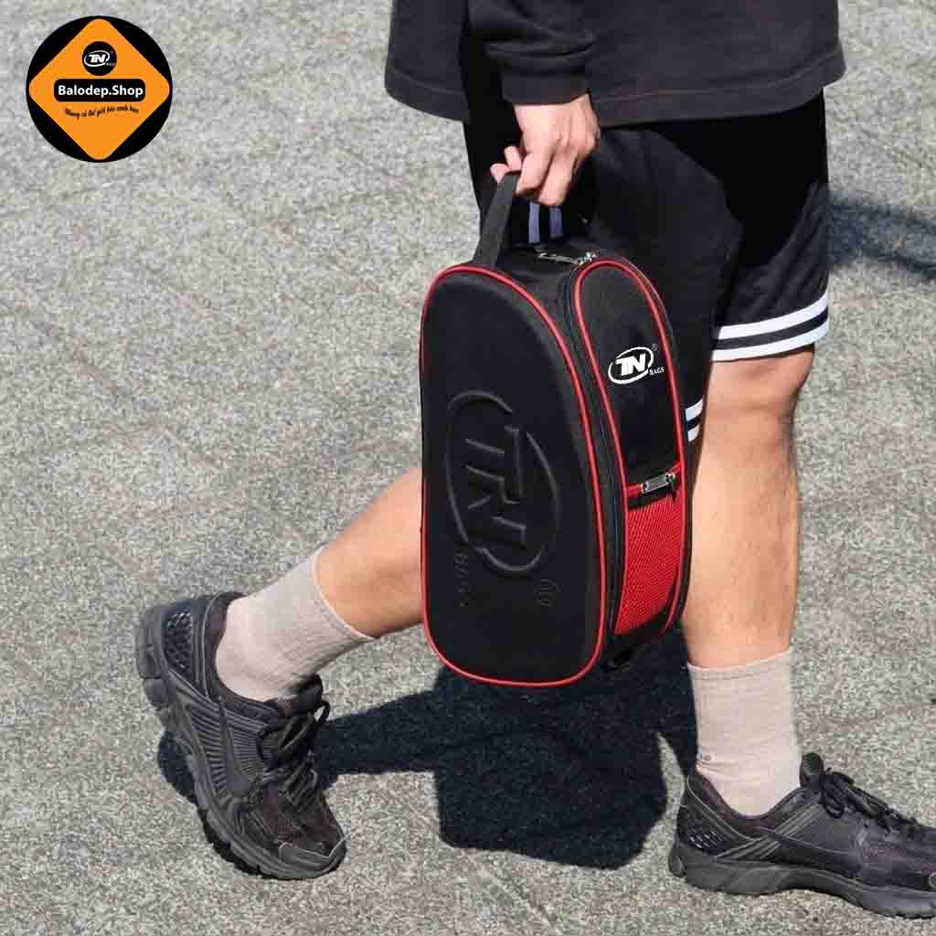 Túi Thể Thao Cao Cấp Chống Thấm Đựng Giày 2 Ngăn TNBags TN.B 9001 Màu Đen Phối Đỏ Thời Trang Nam Tập Gym Đá Bóng Mạnh Mẽ Sang Trọng!