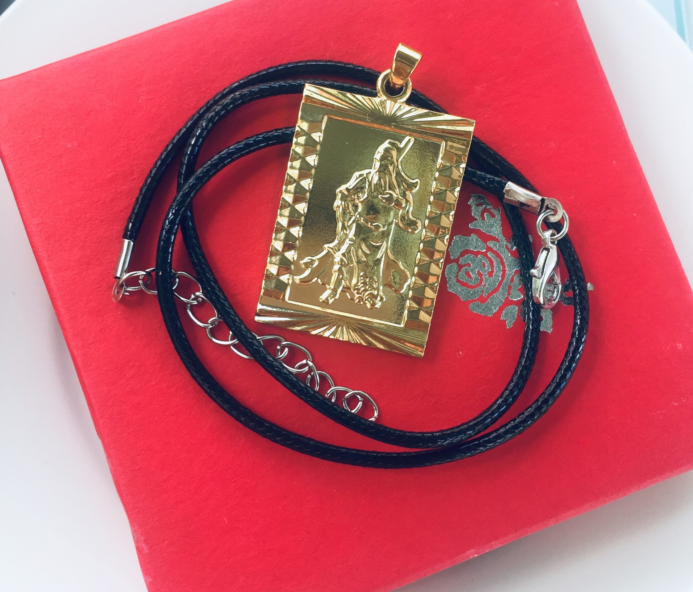 Set Mặt Dây Chuyền Mạ Vàng 18K Đúc Hình Quan Công, Kèm dây đeo da và hộp đựng trang sức.