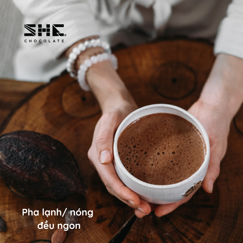 Bột Socola SHE nguyên bản - Hũ thủy tinh 170g - SHE Chocolate. Bổ sung năng lượng, tốt cho sức khỏe và dinh dưỡng, pha uống nóng/ đá tiện lợi. Quà tặng sức khỏe, quà tặng người thân, dịp lễ