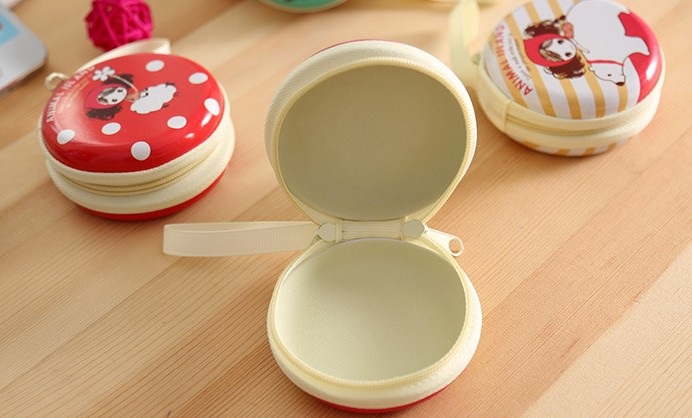 Combo 2 hộp thiếc tròn mini hoạt hình đựng tiền, tai nghe, cáp sạc - họa tiết ngẫu nhiên