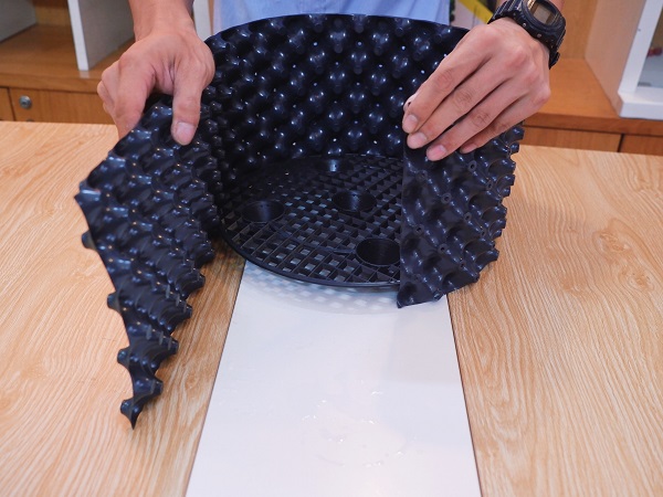 gắn đế nhựa lót đáy bầu ươm thông minh