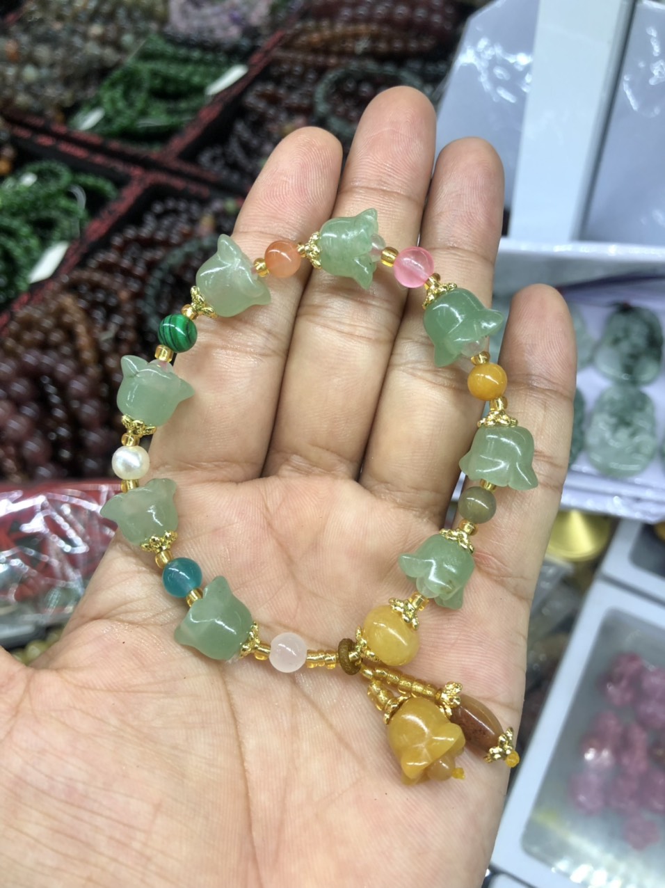 Vòng đeo tay, lắc tay phong thủy kiểu hoa đào chuông đá ngọc hoàng long