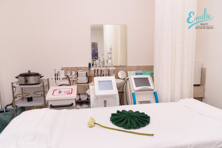 Emilie - Liệu trình điều trị sẹo rỗ Recosma Scar