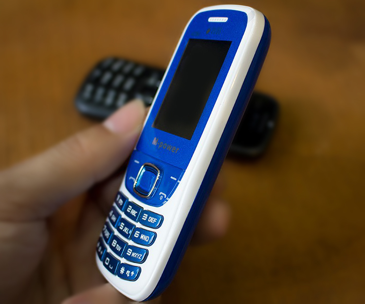 Điện Thoại Chống Va Đập M-Power E2202 (Xanh) - Hàng Nhập Khẩu