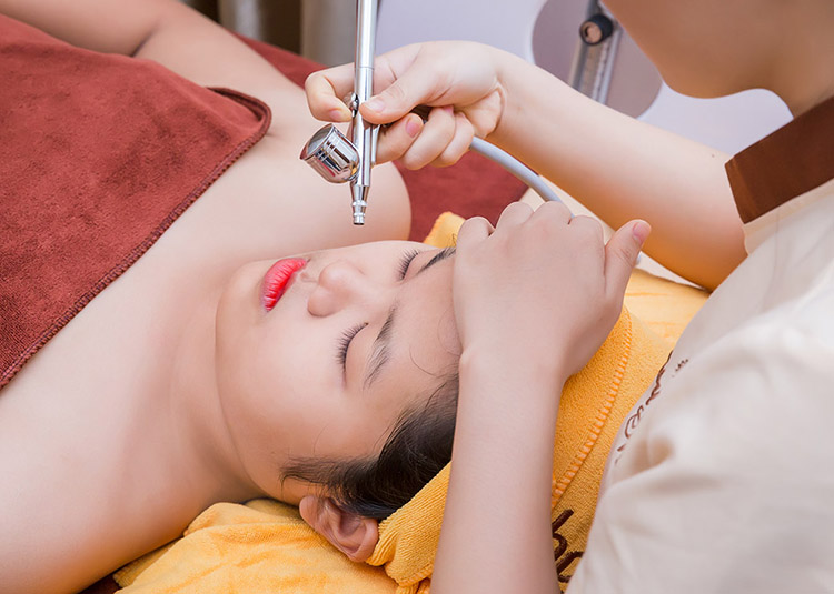 Lăn Kim Tế Bào Gốc Điều Trị Mụn Hiệu Quả Tại Beu Myla Spa