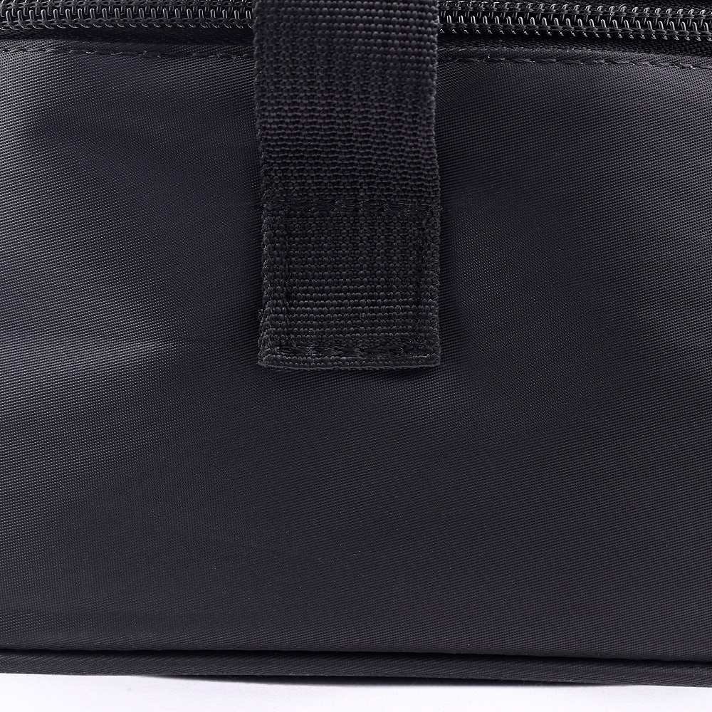 Túi giữ nhiệt cao cấp với đường may sắc nét, có nhận diện thương hiệu trên khóa kéo