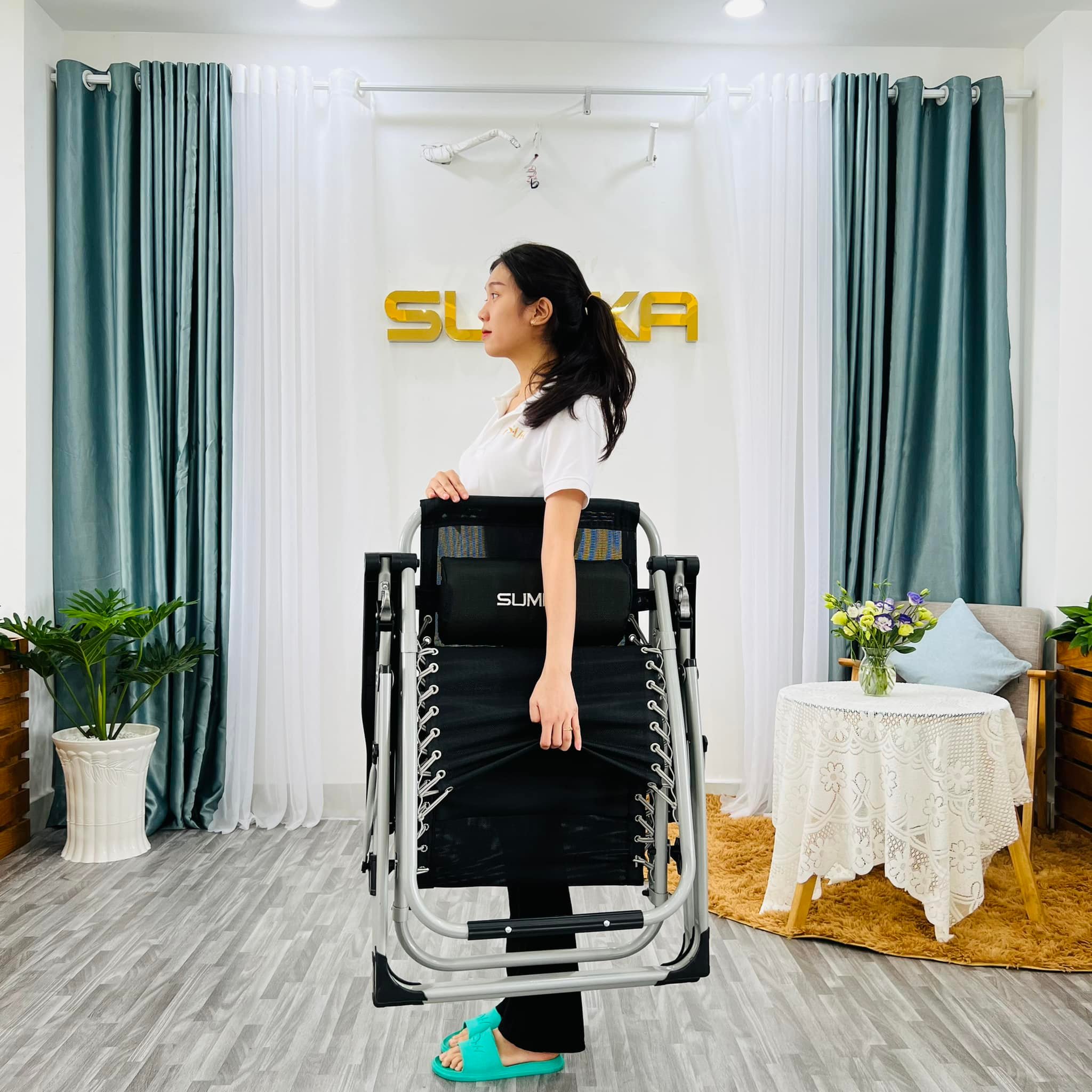 Ghế xếp thư giãn cao cấp SUMIKA 179 - Khóa bằng kim loại, vải lưới Textilene thoáng khí, tải trọng 300kg, có khay đựng ly, dụng cụ tiện lợi, khung ghế bằng thép không gỉ, đế chống trượt