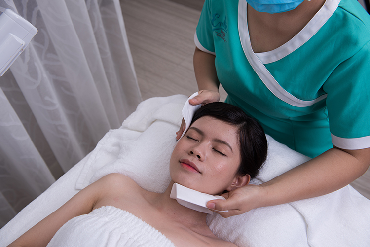 Emilie - Liệu trình Massage đầu vai cổ thư giãn thuần thiên nhiên