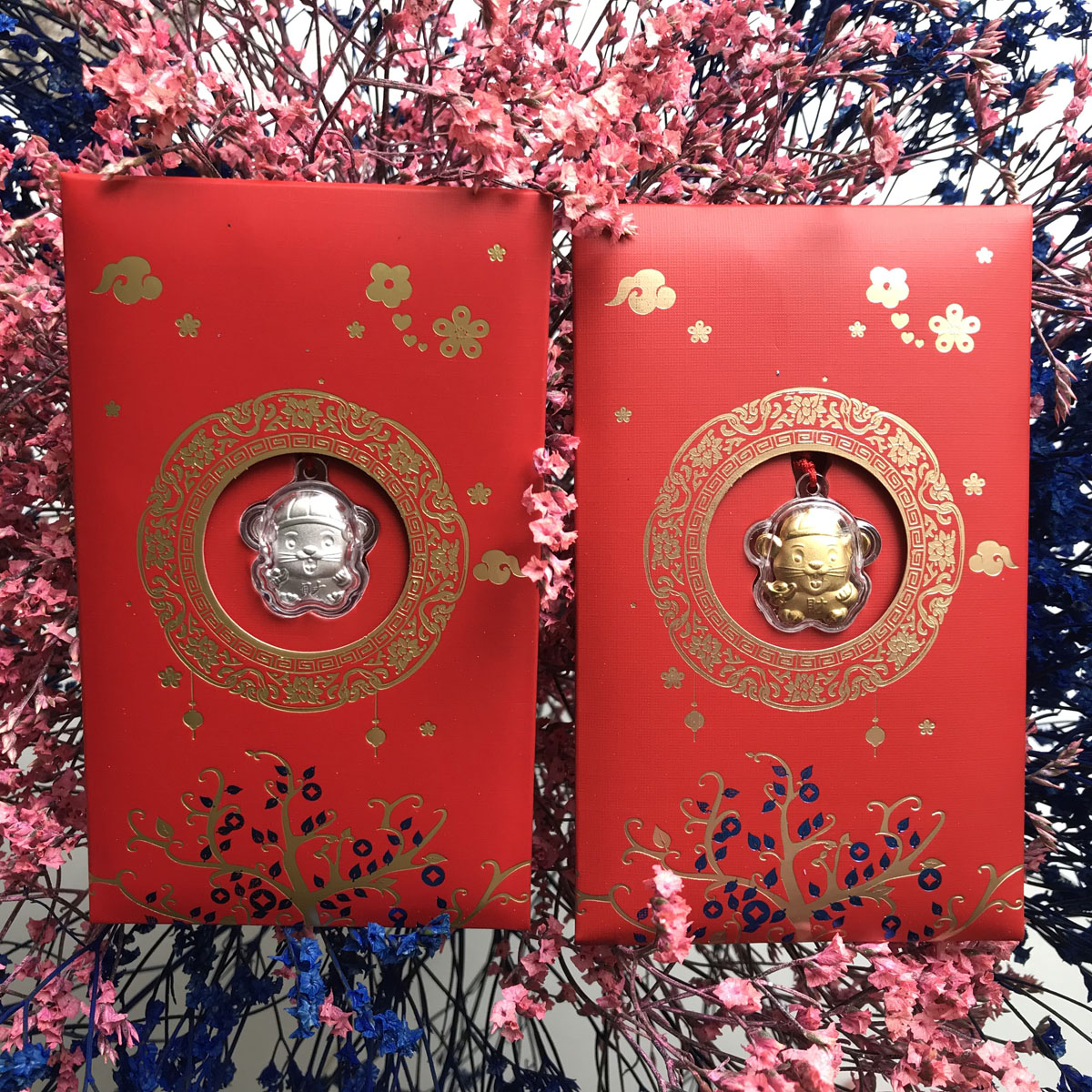 CẶP BAO LÌ XÌ ĐỎ ĐÍNH KÈM DÂY CHUYỀN HÌNH CON CHUỘT MÀU VÀNG / BẠC - QUÀ TẶNG LÌ XÌ ĐỘC ĐÁO TẾT 2020