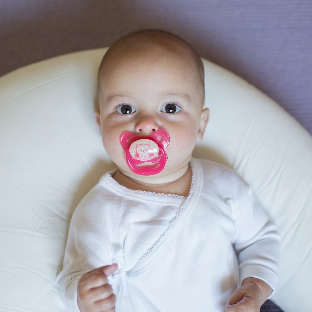 [ PV22006 - Hồng ] Set 2 ty ngậm phát sáng dạ quang Prevent chỉnh nha, chống vẩu Dr.Brown's ( 6-18m )