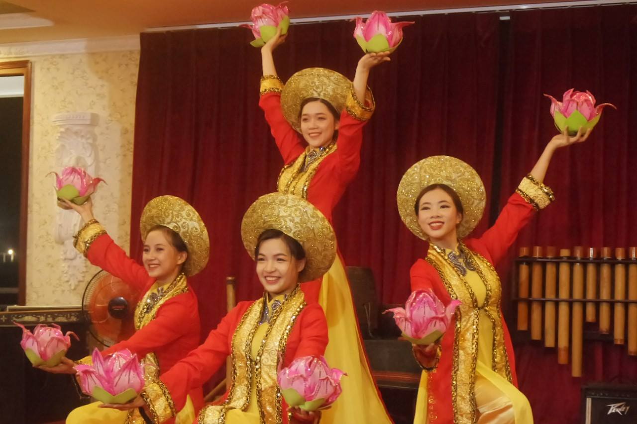 Buffet Tối Trên Tàu Indochina Queen Du Ngoạn Sông Sài Gòn