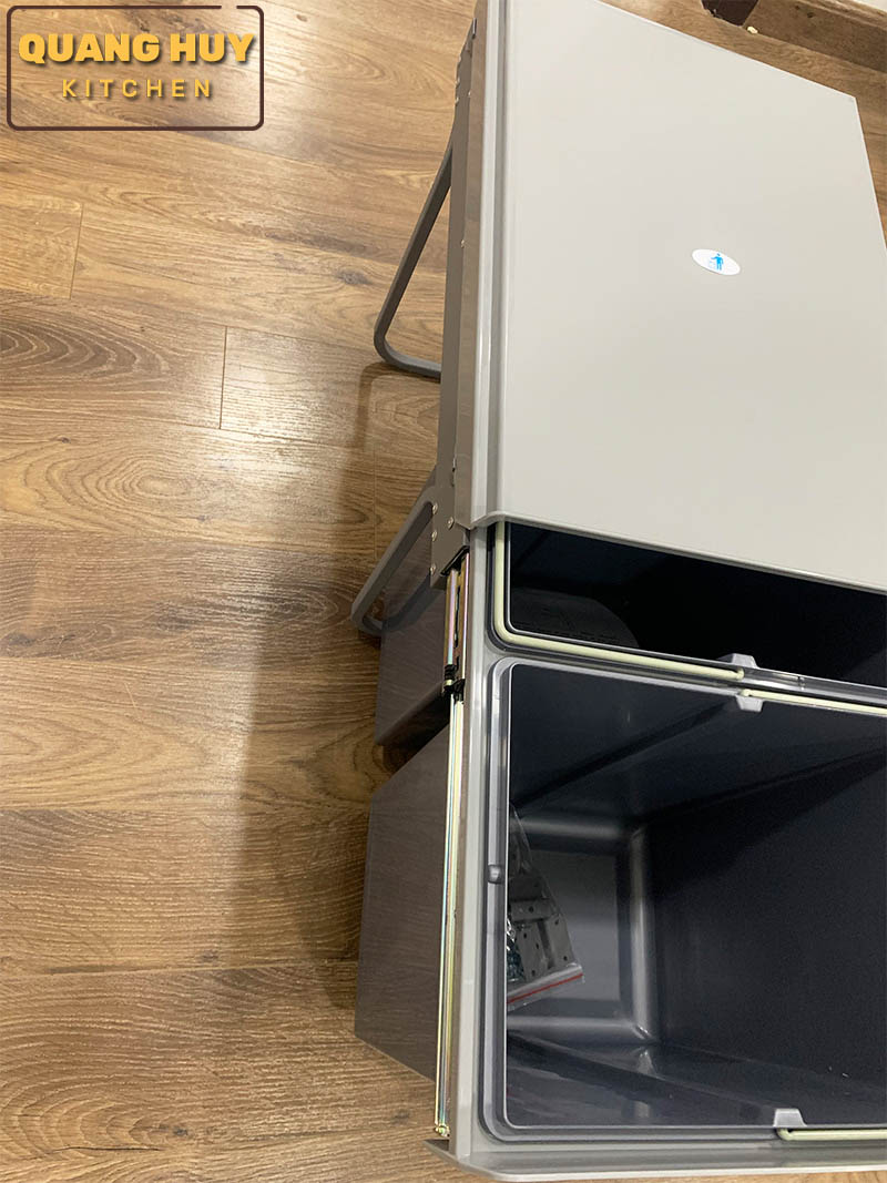 thung-rac-doi-gan-canh-am-tu-bep