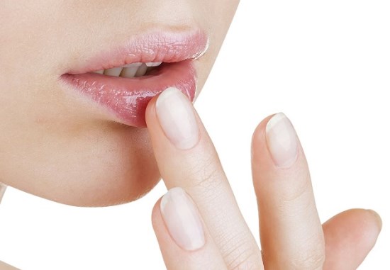 Dầu dừa dưỡng ẩm môi