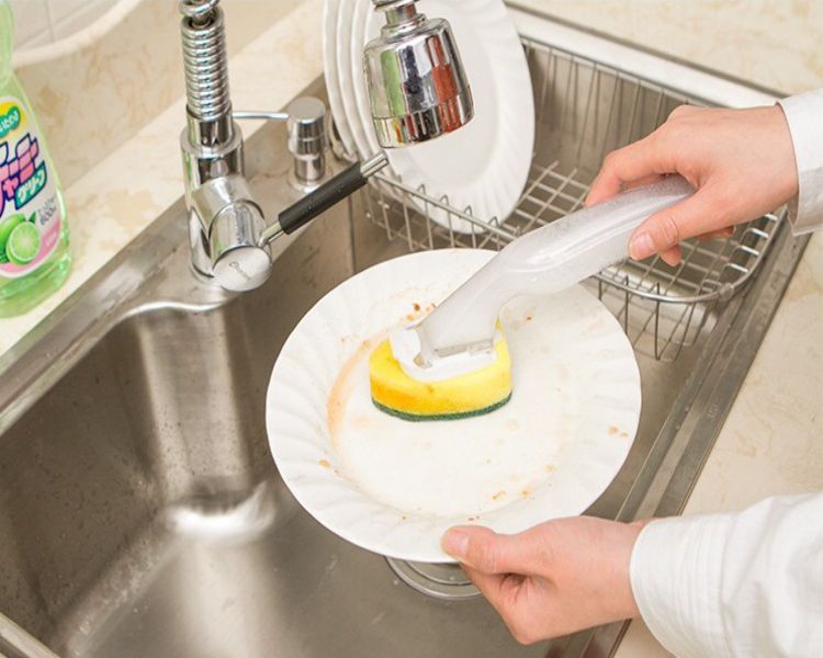 Bộ sản phẩm rửa chén: 1 cây rửa chén kèm bình đựng xà bông để rửa chén (27 x 10 x 9cm) và 1 móc dán tường chịu lực tốt
