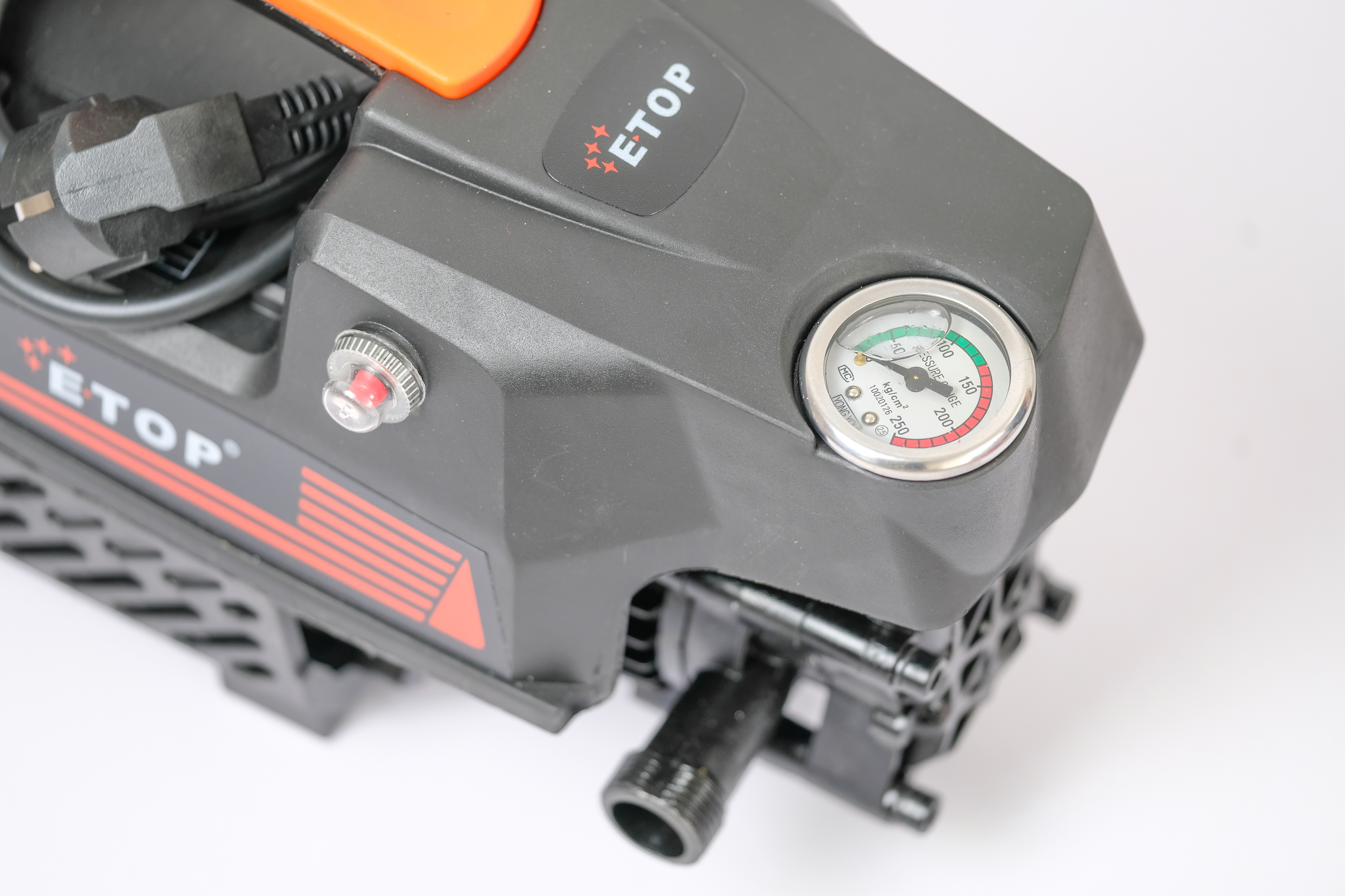 Đồng hồ đo áp lực nước đặt ngay phía trên máy giúp người dùng dễ dàng quan sát, quạt thông gió phía sau giúp làm mát cho động cơ bền bỉ hơn.