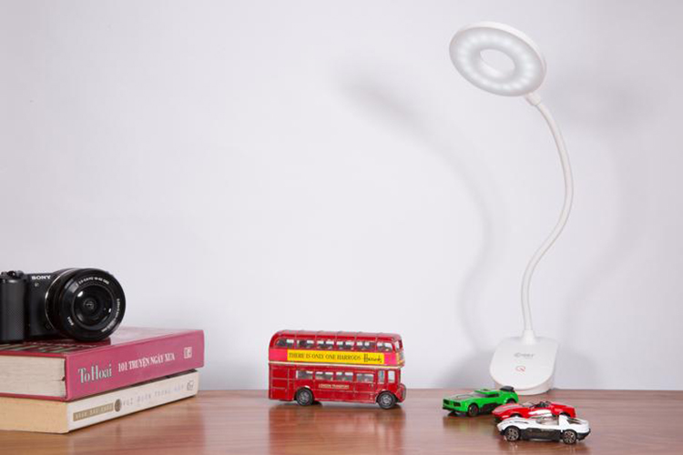 Đèn bàn sạc LED COMET CT174 - Tặng kèm bộ dụng cụ hình học STACOM MS101P (Màu ngẫu nhiên)