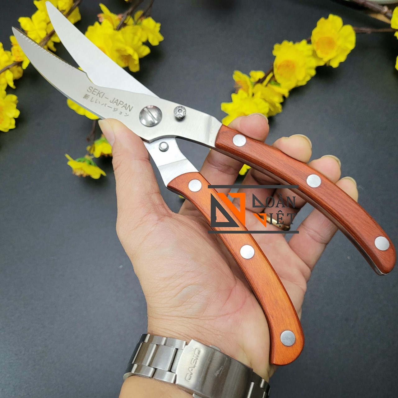 Kéo Cắt Xương Gà Vịt SeKi Nhật Bản, Cán 100% Gỗ Tự Nhiên chống trơn trược, Kéo cắt xương gà vịt chuyên nghiệp. Thép dày có lò xo bật nhảy giúp không mỏi tay