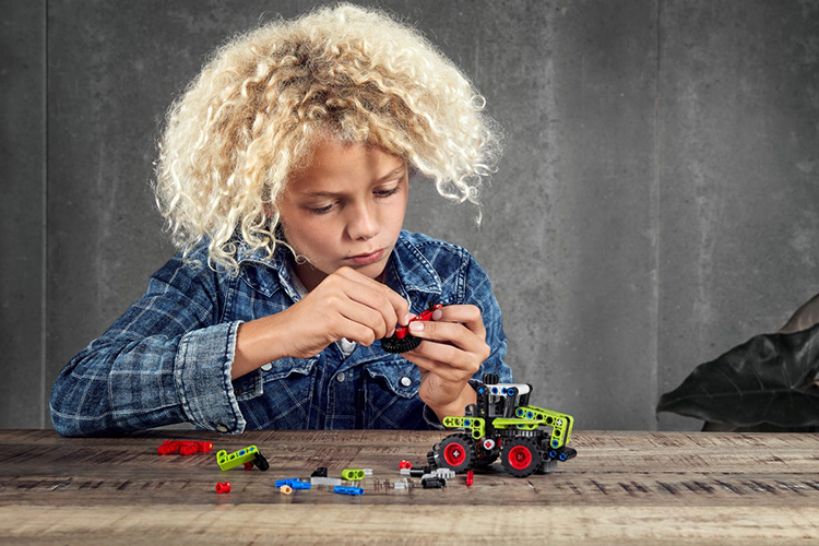 Đồ Chơi Lắp Ghép LEGO Technic Máy Kéo CLAAS XERION Mini 42102